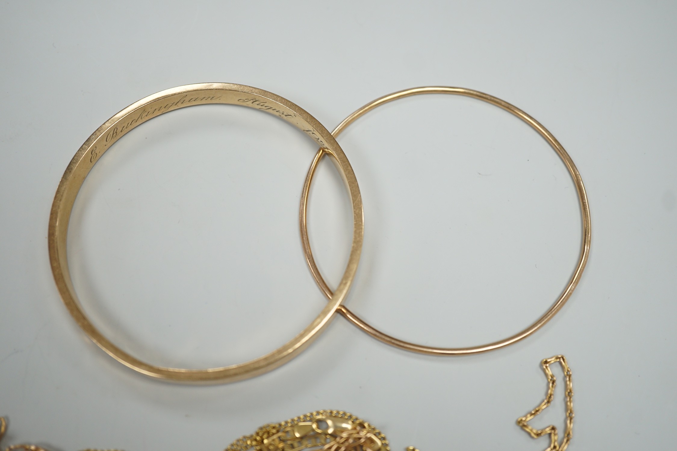 Two 9ct gold bangles and four modern 9ct gold chains, one a.f. gross 42.8 grams.